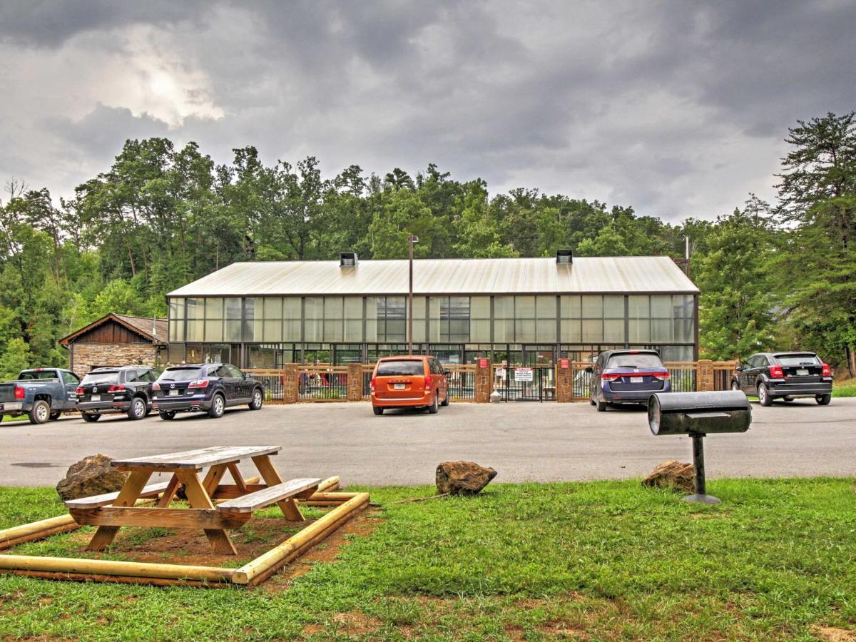 Idyllic Cabin With Hot Tub Less Than 2 Mi To Dollywood! Севьервилл Экстерьер фото